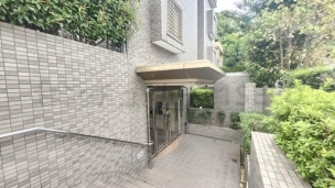 お洒落で重厚感あるエントランスがお出迎えしてくれます。 エントランス