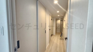 各居室への動線がスムーズに設計された廊下です。 玄関