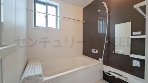 広々としたユニットバス。追い焚き機能付きで、いつでも温かいお湯に浸かれます。
バス