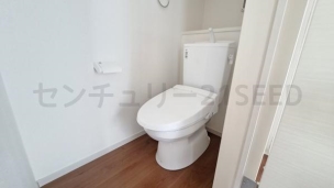 清潔感あふれる明るいトイレ。温水洗浄便座付きで快適にご使用いただけます。 トイレ